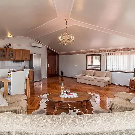 Apartman Rose 2 *