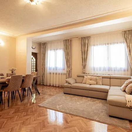 Rose Apartment *