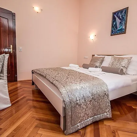 Rose Apartment *