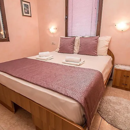 Rose Apartment *